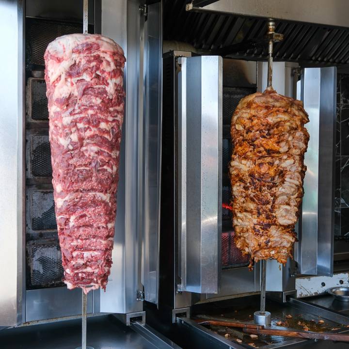 Ocakta yan yana et döner ve tavuk döner